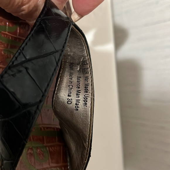 Woman’s Slip-on - Picture 6 of 7